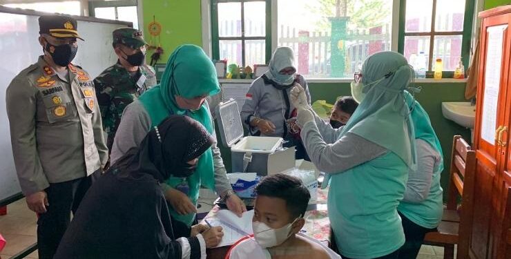 FOTO : Dok/MATA KALTENG - Vaksinasi anak usia 6-11 tahun di salah satu puskesmas di Kota Sampit, Kabupaten Kotim.