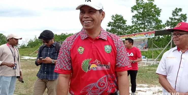 FOTO : DEVIANA/MATAKALTENG - Ketua KONI Kotim Ahyar Umar saat meninjau lapangan panahan, Senin 19 Juni 2023.