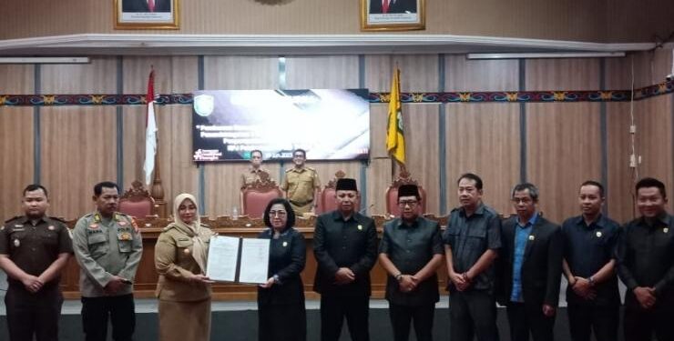 FOTO : DIAN/MATA KALTENG - Penyerahan raperda pertanggung jawaban APBD P Kotim 2022, Senin 19 Juni 2023.