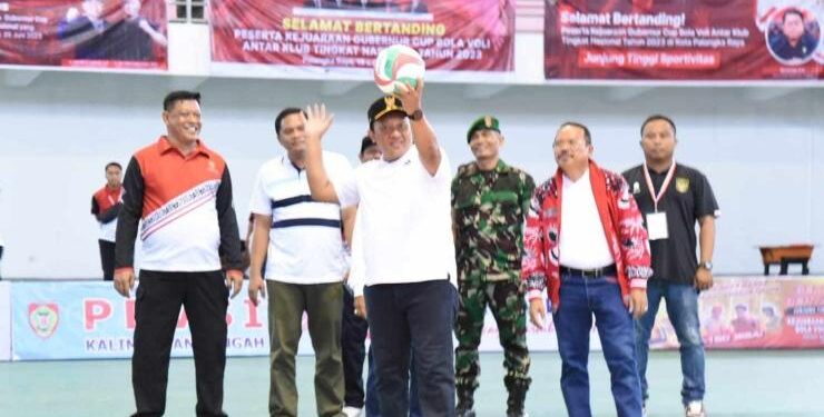 FOTO : OLIVIA/MATAKALTENG - Wakil Gubernur Kalteng Edy Pratowo melakukan servis pertama tanda dimulainya pertandingan Bola Voli Gubernur Cup di Palangka Raya, Senin 19 Juni 2023.