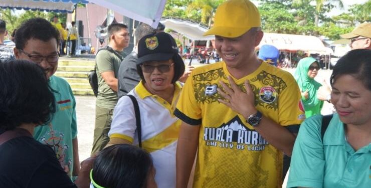 FOTO : DISKOMINFO SANTIK/MATA KALTENG - Bupati Gumas Jaya S Monong bersama Wakil Bupati Efrensia LP Umbing, saat meninjau pelayanan adminduk yang dilakukan oleh dinas terkait, belum lama ini.