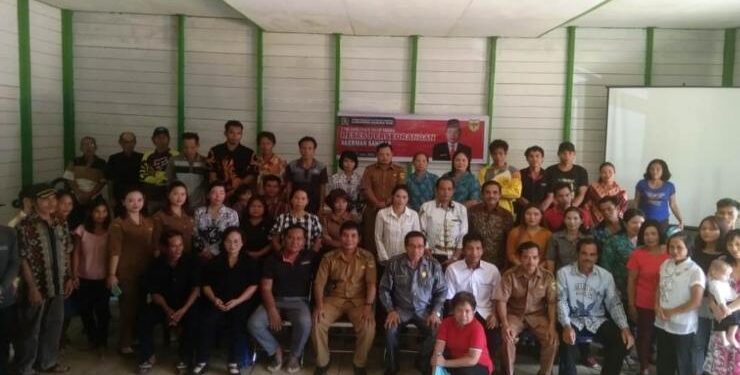 FOTO : AKERMAN SAHIDAR/MATA KALTENG - Ketua DPRD Kabupaten Gumas Akerman Sahidar ketika berfoto bersama warga, dalam pelaksanaan reses perseorangan di Desa Tumbang Tuwe, Kecamatan Rungan Hulu, pekan lalu.