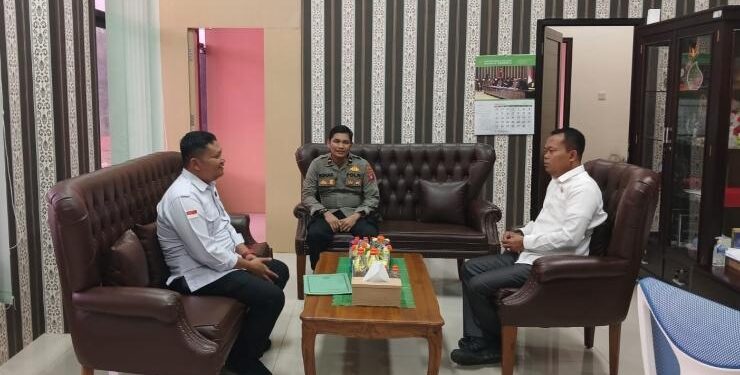 FOTO : HUMAS POLRES GUMAS/MATA KALTENG - Kasat Narkoba Polres Gumas Iptu Budi Utomo bersama Kaurbinops Ipda Bonar Ari Sihombing, saat berbincang dengan Ketua PN Kuala Kurun Bukti Firmansyah, Senin, 19 Juni 2023.