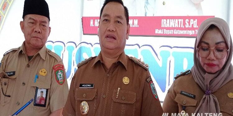 FOTO: DEVIANA/MATAKALTENG - Bupati Kotim Halikinnor (tengah) didampingi wakilnya Irawati dan Kadiskominfo Marjuki, Selasa 20 Juni 2023.