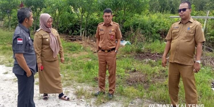 FOTO: SETWAN/MATA KALTENG - Pengecekkan lokasi rencana pembangunan SD baru di Perum Pandawa, KM 4 Jendral Sudirman, Sampit.