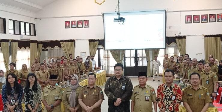 FOTO : DEVIANA/MATAKALTENG - Bupati Kotim Halikinnor bersama unsur KPK RI saat bersama 17 Kades dan perangkat desa yang ditetapkan sebagai calon desa antikorupsi, Selasa 20 Juni 2023.