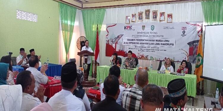 FOTO : DEVIANA/MATAKALTENG - Bupati Kotim Halikinnor saat membuka kegiatan bimtek do Bagendang Hilir MHU, Rabu 21 Juni 2023.