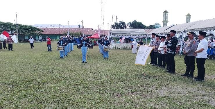 FOTO : AKH/MATAKALTENG - Bupati Sukamara Windu Subagio saat melepas peserta pawai ta'aruf.
