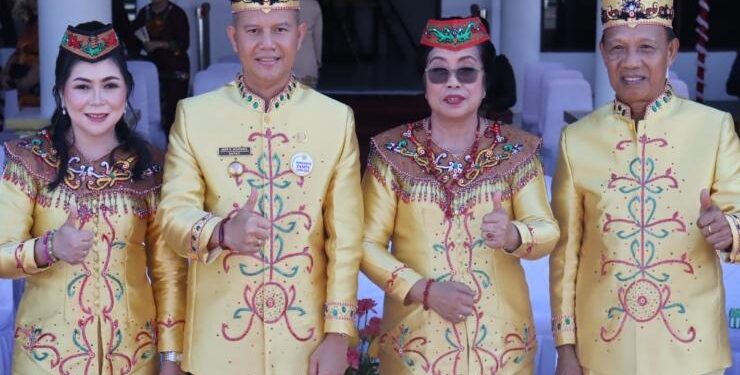 FOTO : DISKOMINFO SANTIK/MATA KALTENG - Bupati Gumas Jaya S Monong didampingi istri berfoto bersama dengan Wakil Bupati Efrensia LP Umbing beserta suami, usai upacara peringatan Hari Jadi ke-21 Kabupaten Gumas tahun 2023, di halaman kantor bupati, Rabu, 21 Juni 2023.