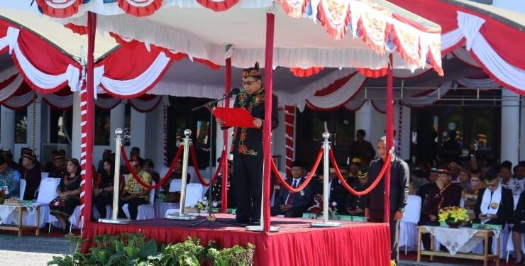 FOTO : DPRD GUMAS/MATA KALTENG - Ketua DPRD Kabupaten Gumas Akerman Sahidar membacakan UUD 1945, pada upacara peringatan Hari Jadi ke-21 Kabupaten Gumas tahun 2023, di halaman kantor bupati setempat, Rabu, 21 Juni 2023.