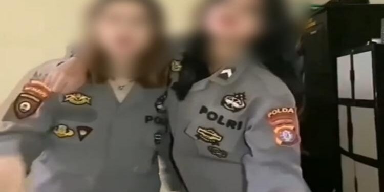 FOTO: MATAKALTENG - Tangkapan layar saat kedua wanita cantik berjoget menggunakan seragam anggota polisi Polda Kalteng.