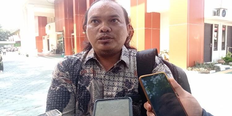 FOTO: RZL/MATAKALTENG - Kuasa hukum Hj Umi Mastikah, Zulhaidir, saat dikonfirmasi usai menghadiri sidang.