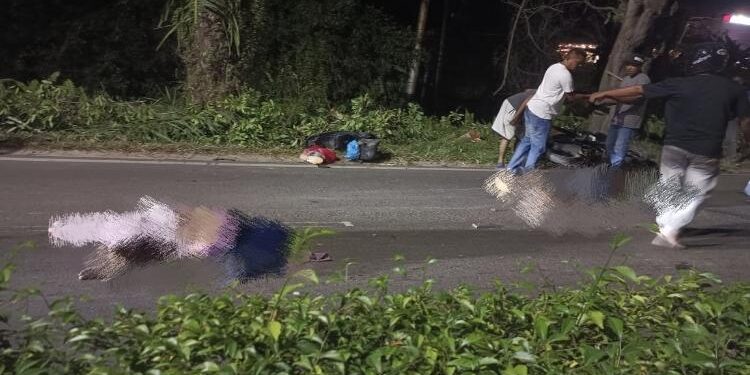 FOTO: IST/MATA KALTENG - Pasutri tergeletak tak bernyawa saat terlibat kecelakaan tragis di Jalan Jendral Sudirman tepatnya depan City Mall, Kecamatan MB Ketapang, Kabupaten Kotawaringin Timur (Kotim). Rabu 21 Juni 2023 malam.
