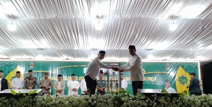 FOTO : AKH/MATAKALTENG - Bupati Sukamara, Windu Subagio saat menyerahkan piala bergilir MTQ tingkat kabupaten kepada ketua panitia.