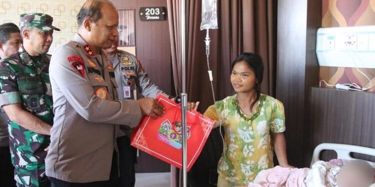 FOTO: RZL/MATAKALTENG - Kapolda Kalteng, Irjen Pol Nanang Avianto, saat memberikan bingkisan kepada pasien yang mengikuti operasi celah bibir atau bibir sumbing, di Rumah Sakit Bhayangkara Tingkat III Palangka Raya.