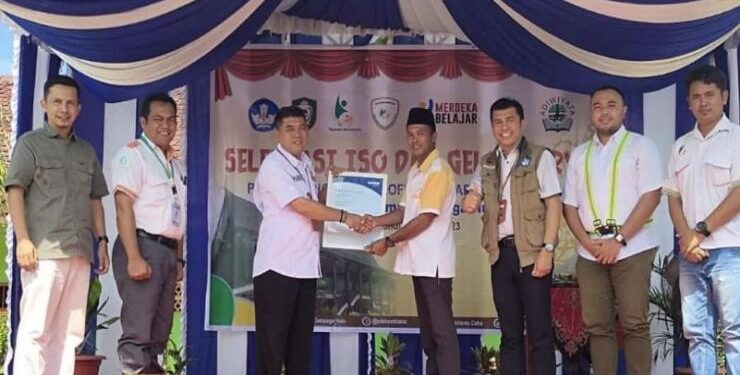 FOTO : DISDIK/MATA KALTENG - Penyerahan sertifikat ISO oleh Plt Kepala Disdik Kotim M. Irfansyah kepada SDS Bumitama belum lama ini.