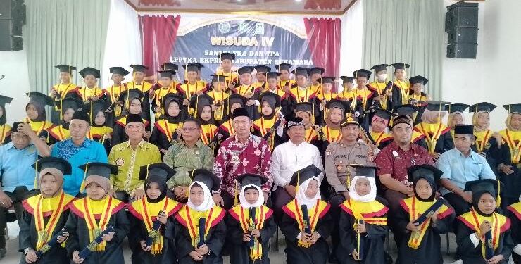 FOTO : AKH/MATAKALTENG - Bupati Sukamara Windu Subagio bersama forkopimda saat berfoto bersama anak-anak TPA dan TKA yang telah diwisuda.