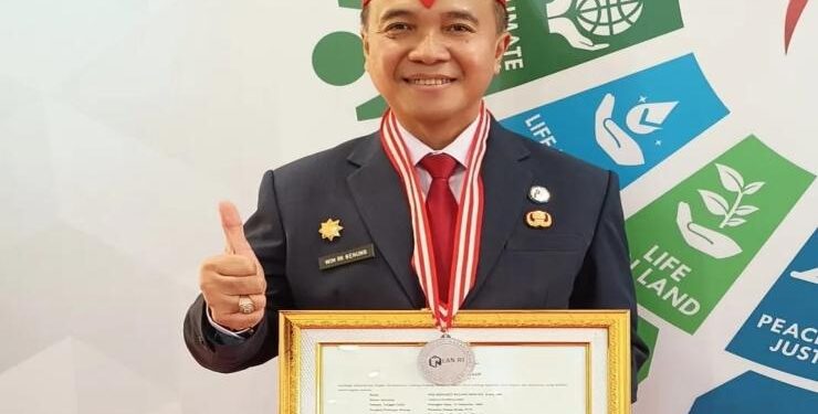 Kadispora Kotim Wim RK. Benung saat menunjukkan piagam penghargaannya, Jumat 23 Juni 2023.