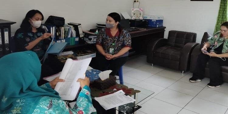 FOTO : DINKES GUMAS/MATA KALTENG - Dian Magdalena saat mengikuti penilaian dan uji petik lapangan yang dilakukan oleh tim penilai, di ajang nakes teladan puskesmas kategori bidan tingkat Provinsi Kalteng, belum lama ini.