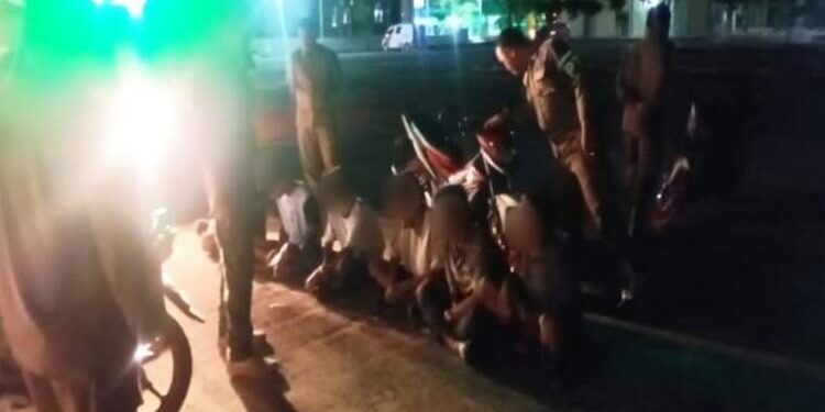 FOTO GIA/MATAKALTENG - Enam pemuda mabuk miras yang berhasil diamankan Satpol-PP Kapuas.