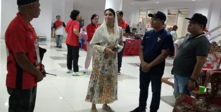 FOTO : IST/MATAKALTENG - Ketua TP PKK Provinsi Kalteng Ivo Sugianto Sabran menyemangati para pemain voli nasional yang berlaga di Palangka Raya.