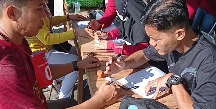 FOTO : IST/MATAKALTENG - Camat Mentaya Hilir Utara Muslih (kiri) sedang memeriksakan kesehatannya pada kegiatan pemeriksaan kesehatan gratis di Kecamatan MHU, Jumat 23 Juni 2023.