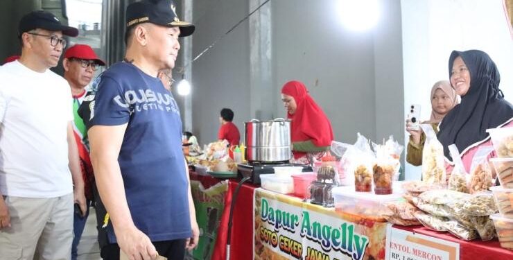 FOTO : OLIVIA/MATAKALTENG - Gubernur Kalteng Sugianto Sabran meninjau stand para pelaku UMKM yang ikut berjualan meramaikan kejurnas voli di Palangka Raya, Jumat 23 Juni 2023.