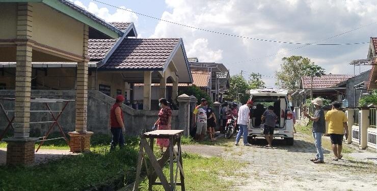 FOTO : AGUS/MATA KALTENG - Tampak warga berkumpul mengevaluasi mayat salah seorang warga di Jalan Sawit Raya Blok K, Kelurahan Pasir Putih, Kecamatan MB Ketapang, Kabupaten Kotawaringin Timur (Kotim), Sabtu 24 Juni 2023 siang. 