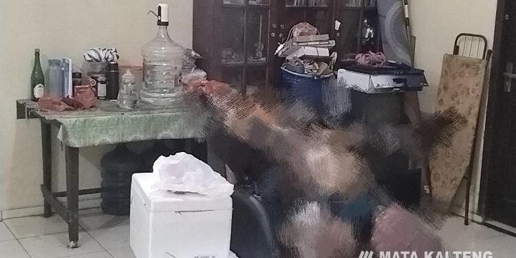 FOTO: AGUS/MATA KALTENG - Tampak mayat tergeletak di atas tempat duduk, Sabtu 24 Juni 2023 siang.