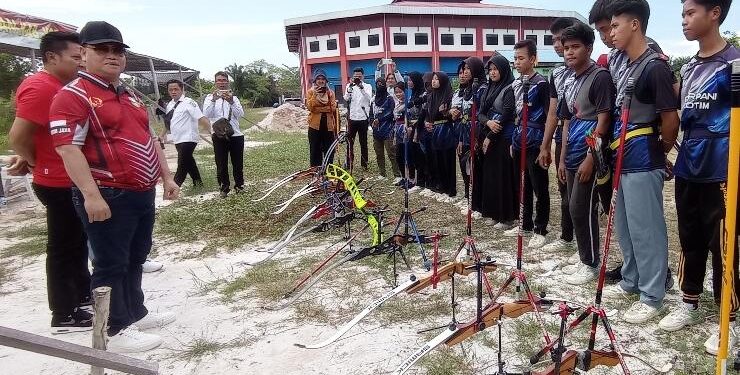 FOTO : DOK DEVIANA/ MATAKALTENG - Bupati Kotim Halikinnor saat meninjau TC Cabor Panahan yang atletnya sebagian besar pelajar.