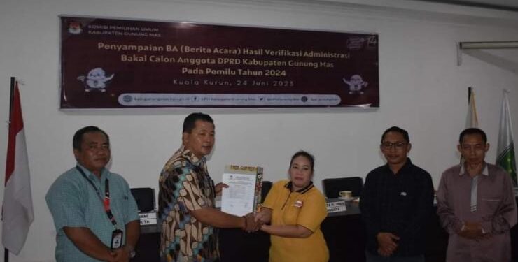 FOTO : KPU GUMAS/MATA KALTENG - Anggota KPU Kabupaten Gumas Yepta H Jinal menyerahkan berita acara hasil verifikasi administrasi bakal calon anggota DPRD Kabupaten Gumas dalam pemilu tahun 2024, Sabtu, 24 Juni 2023.