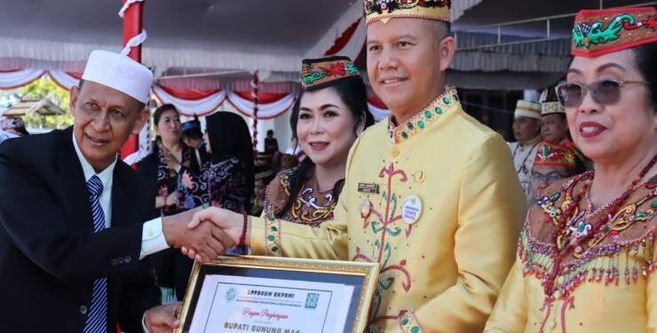 FOTO : DISKOMINFO SANTIK/MATA KALTENG - Bupati Gumas Jaya S Monong menerima piagam penghargaan dari LPPDSDM BKPRMI, sebagai tokoh pembinaan karakter pemuda remaja masjid, pekan lalu.