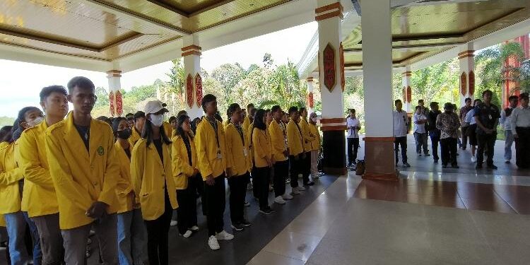FOTO: ANR/MATAKALTENG - Pelepasan ratusan mahasiswa, usai Pelepasan, Semua Mahasiswa foto bersama dengan Asisten I Setda Katingan Hariawan, serta sejumlah Camat, Dosen DPL.
