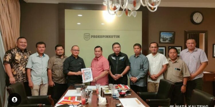 FOTO: Prokom Kotim/MATAKALTENG - Bupati Kotim didampingi Sekda Kotim serta sejumlah Kepala OPD saat bersilaturahmi dengan anggota DPR RI Dapil Kalteng Mukhtarudin. 
