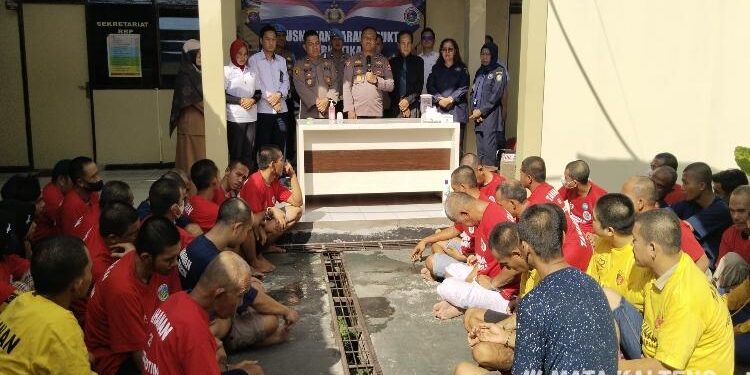 FOTO: AGUS/MATA KALTENG- Pemusnahan Narkotika yang diamankan saat Operasi Antik Telabang yang dilakukan oleh Polres dan disaksikan oleh para tersangka di halaman Mapolres Kotim, Senin, 26 Juni 2023 siang.
