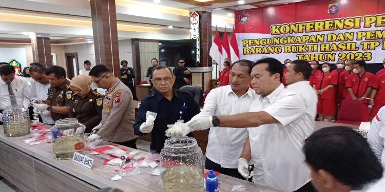 FOTO: RZL/MATAKALTENG - Direktur Resnarkoba Polda Kalteng, Kombes Pol Nono Wardoyo (dua dari kanan), saat melakukan pemusnahan barang bukti sabu.