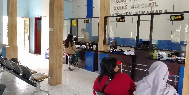 FOTO : AKH/MATAKALTENG - Pelayanan kependudukan di Kantor Disdukcapil Sukamara.
