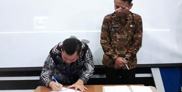 FOTO : Prokom Kotim/MATAKALTENG - Bupati Kotim Halikinnor saat menandatangani nota kesepakatan dan rencana kerja dengan BIG RI, Senin 26 Juni 2023.
