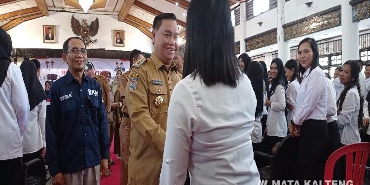 FOTO: DEVIANA/MATAKALTENG - Bupati Kotim Halikinnor saat menyapa PPPK yang baru diangkat menjadi PPPK, Selasa 27 Juni 2023.