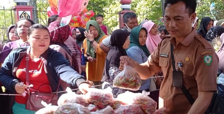FOTO : DOK DEVIANA/MATAKALTENG - Warga saat mengantri untuk mendapatkan bahan pangan di pasar murah Senin 25 Juni 2023.
