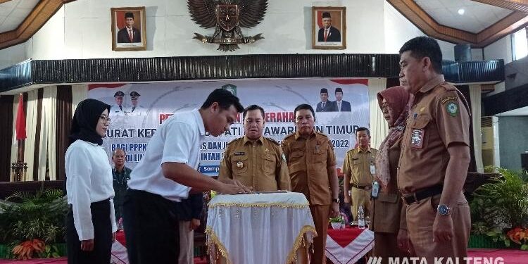 FOTO: DEVIANA/MATAKALTENG - Bupati Kotim Halikinnor dan pejabat lainnya saat menyaksikan Perwakilan PPPK saat menandatangani SK pengangkatan, Selasa 27 Juni 2023.