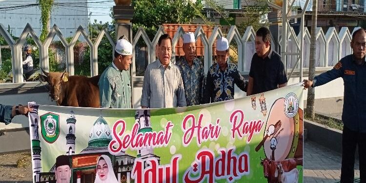 FOTO: DEVIANA/MATAKALTENG - Bupati Kotim Halikinnor saat menyerahkan hewan kurban, Selasa 27 Juni 2023.