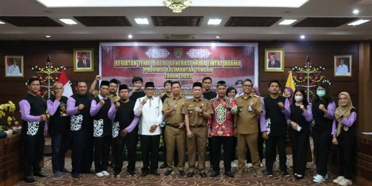 FOTO: VI/MATAKALTENG,  Staf Ahli (Sahli) Gubernur Bidang Kemasyarakatan dan Sumber Daya Manusia (KSDM), Suhaemi, pada saat foto bersama usai membuka Temu Dialog Generasi Muda Lintas Agama Provinsi Kalimantan Tengah (Kalteng) Tahun 2023.