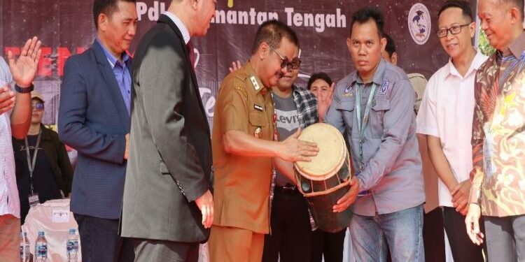 FOTO: VI/MATAKALTENG - Staf Ahli (Sahli) Gubernur Kalimantan Tengah (Kalteng) Bidang Pemerintahan, Hukum dan Politik, Herson B Aden, saat membuka Youth Camp Gereja Pantekosta.