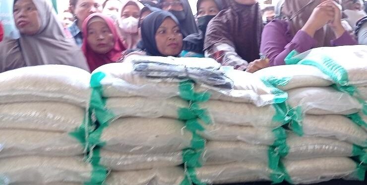 FOTO : DOK DEVIANA/MATAKALTENG - Warga saat mengantri beras di pasar pangan murah, Senin 25 Juni 2023.