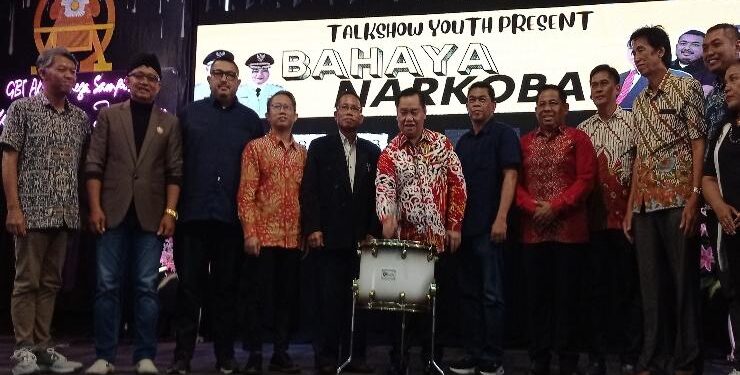 FOTO : DEVIANA/MATAKALTENG - Bupati Kotim Halikinnor didampingi ketua panitia Admadi Sastra dan tu undangan lainnya saat membuka talkshow bahaya narkoba, Rabu 28 Juni 2023.