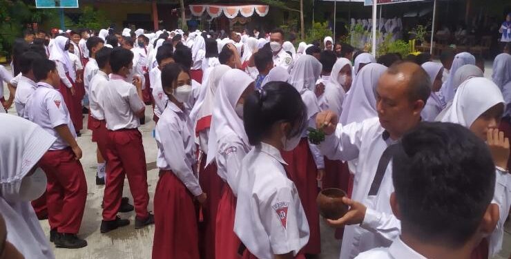 FOTO : Dok/MATA KALTENG - Suasana penyambutan peserta didik baru di SMPN 2 Sampit.