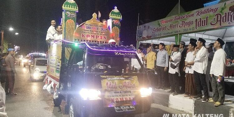 FOTO: AGUS/MATA KALTENG - Perayaan takbir keliling menyambut hari raya Iduladha di depan Rujab Bupati Kotim, Rabu 28 Juni 2023 malam. 