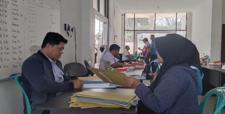 FOTO : AGUS/MATA KALTENG - Panitia Porprov Kalteng melakukan verifikasi data peserta atau para atlit di Kantor KONI Kotim, Rabu 28 Juni 2023.