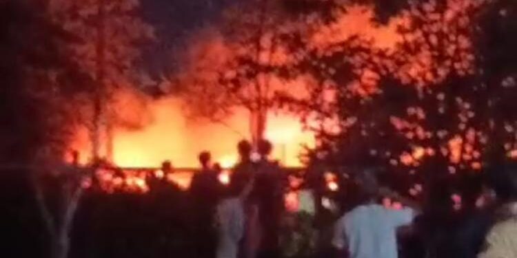 FOTO: AGUS/MATAKALTENG - Kebakaran lahan kosong di perumahan Bukit Permai, Kelurahan Baamang Hulu, Kecamatan Baamang, Rabu 28 Juni 2023 malam. 